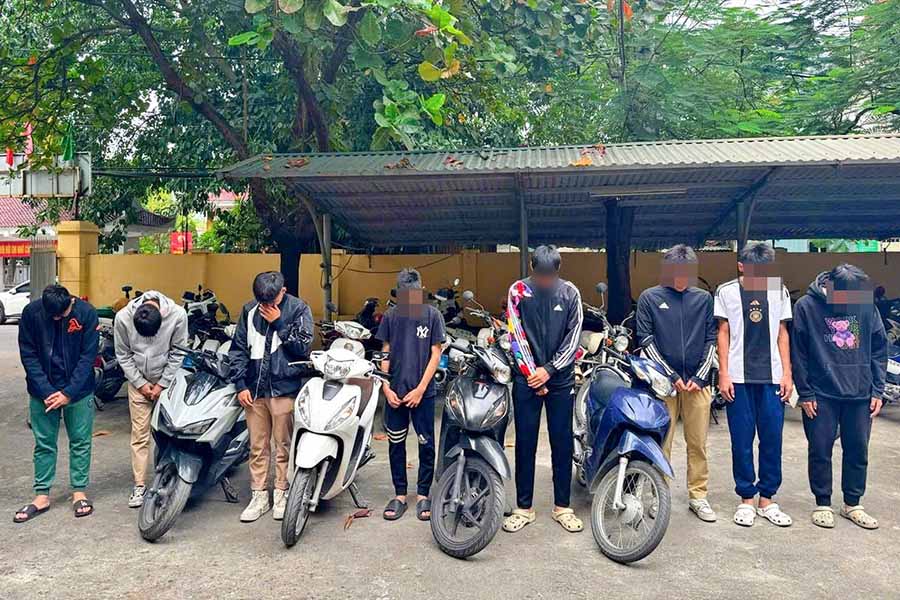 Nhom thanh nien tai co quan cong an. Anh: Cong an cung cap