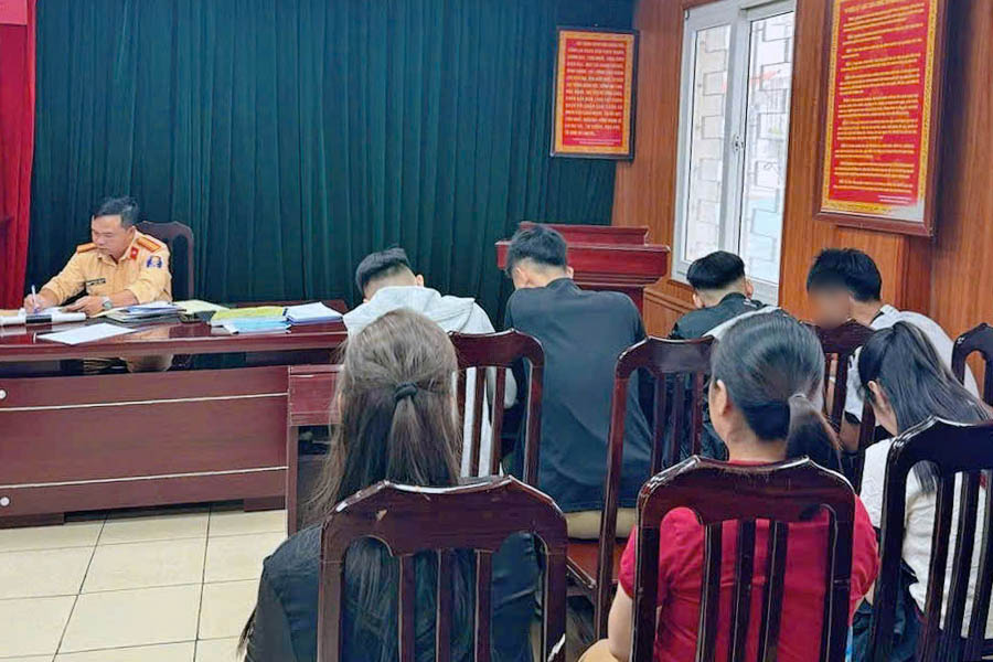 Phu huynh nhom thanh nien duoc cong an moi len lam viec. Anh: Cong an cung cap