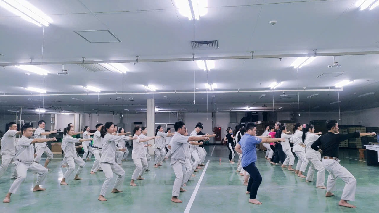 Nguoi lao dong duoc huong dan dong tac co ban cua mon karate. Ảnh: Viet Nga