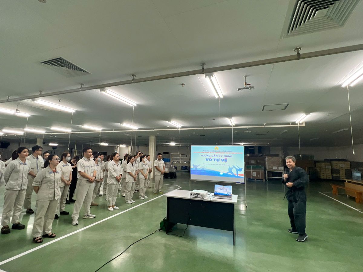 ハイフォンの労働者は仕事の後、護身術のクラスに興味を持っています。写真: ベトガ