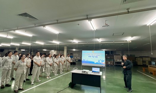 Công nhân Hải Phòng hứng thú với lớp dạy kĩ năng võ tự vệ sau giờ làm việc. Ảnh: Việt Nga