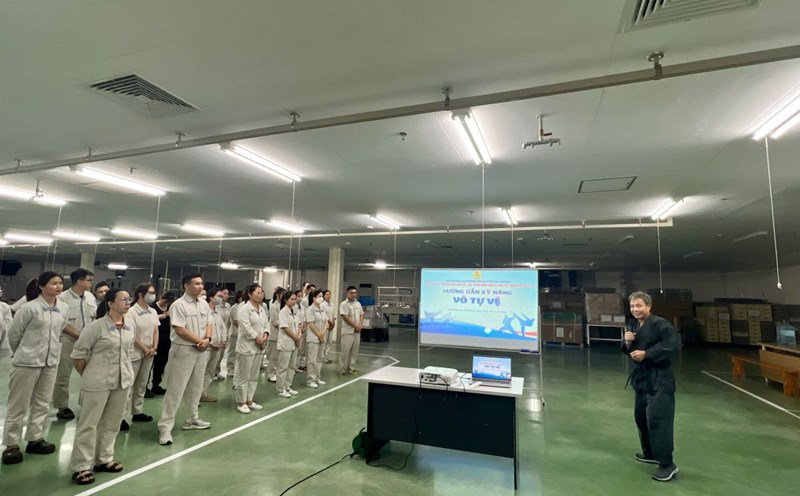 Hai Phong workers are struggling to teach practical martial arts skills after working in the fields. Photo: Viet Nga