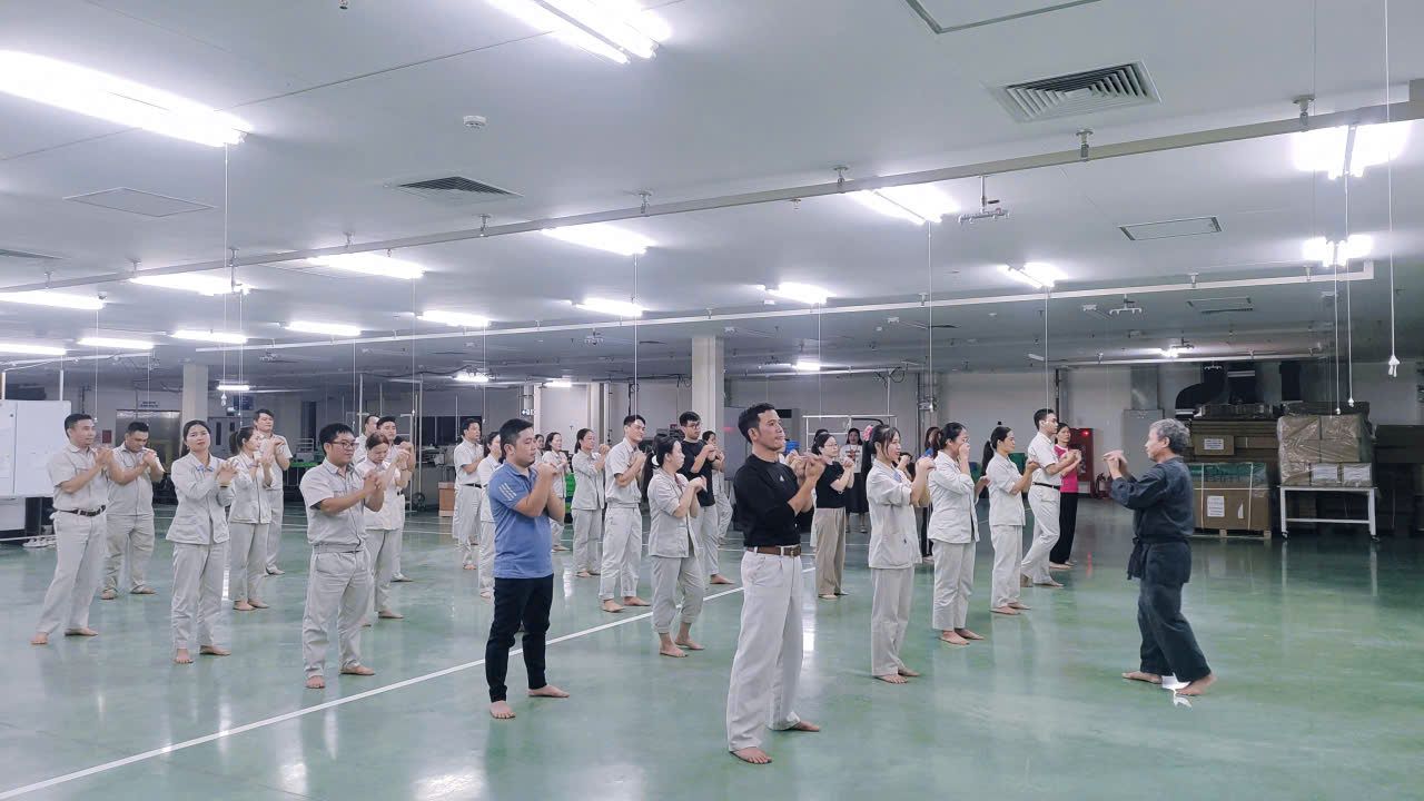 Giang vien huong dan nguoi lao dong khoi dong dau gio hoc. Ảnh: Viet Nga