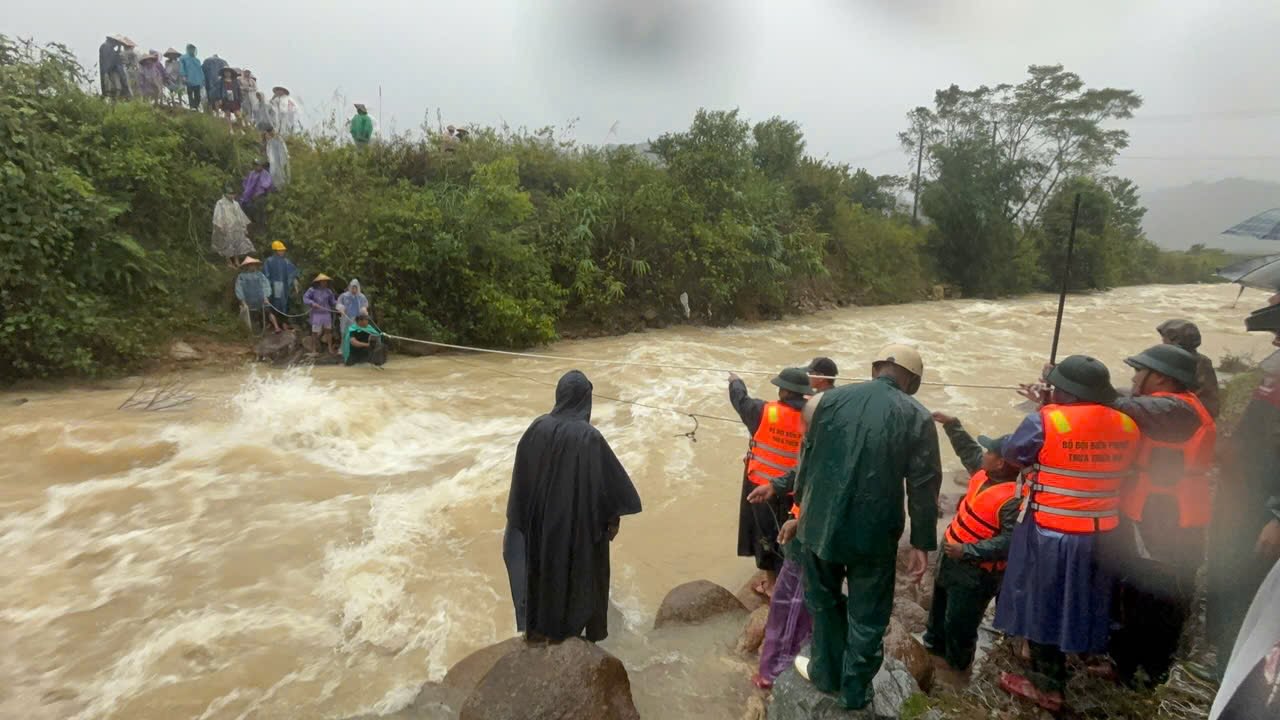 국경 수비대가 홍수로 고립된 주민들에게 생필품을 지원하고 있습니다. 사진: Vo Tien