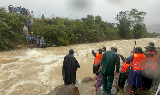 Bộ đội biên phòng hỗ trợ nhu yếu phẩm cho người dân bị cô lập do mưa lũ. Ảnh: Võ Tiến