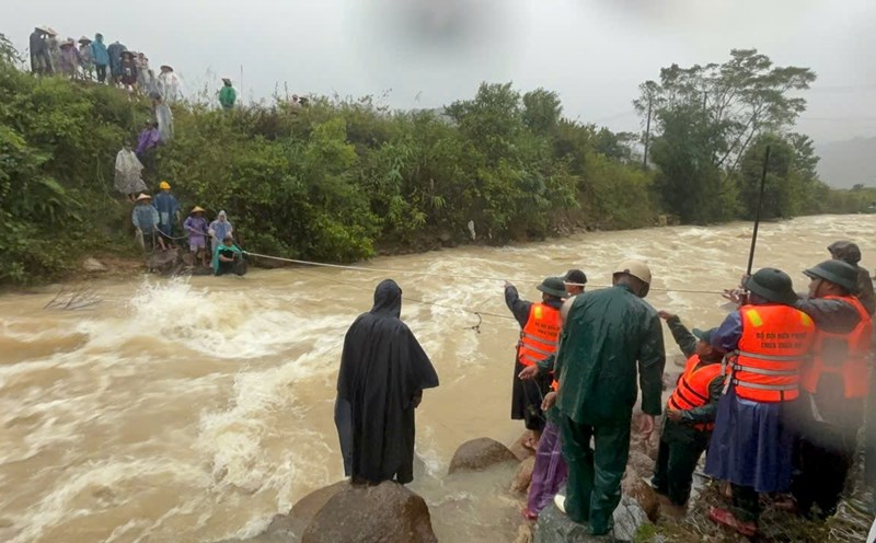 Border guards support necessities for people isolated by floods. Photo: Vo Tien