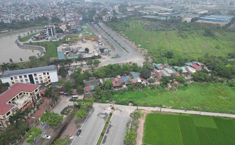 Mai Chi Tho Street, the intersection with Van Hanh Street (Viet Hung Ward, Hanoi) cannot be connected due to land clearance problems. Photo: Song Huu