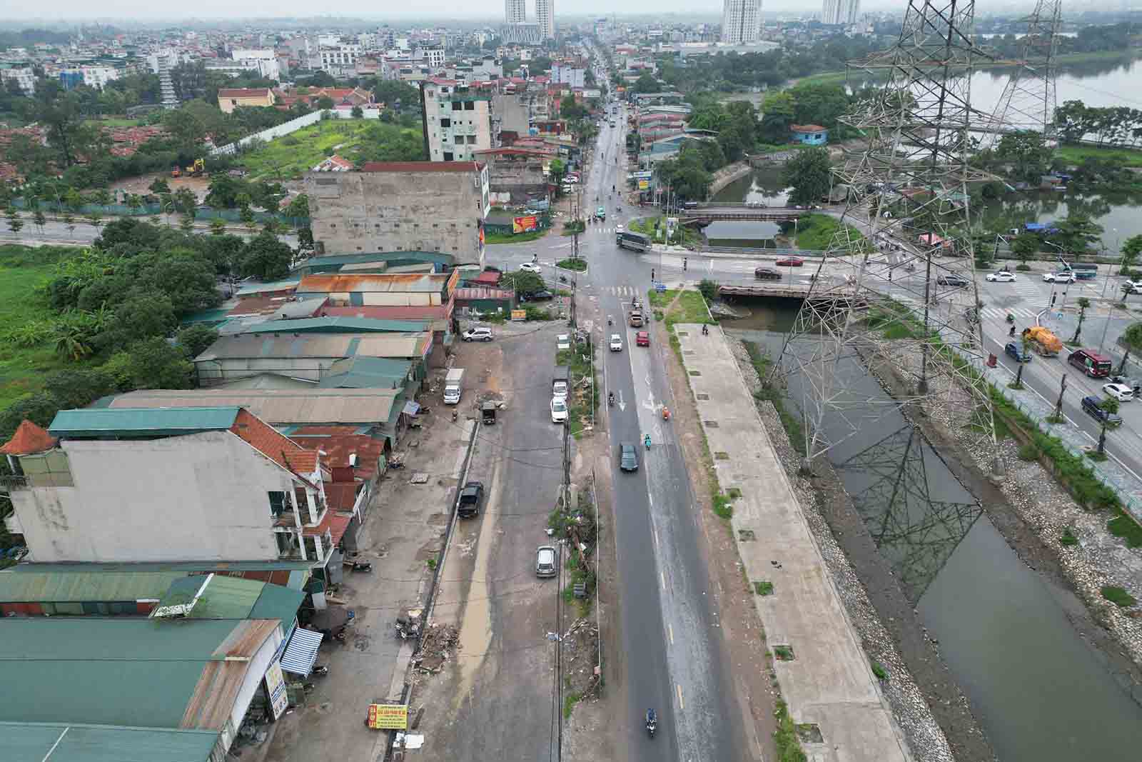 Du an mo rong duong Tam Trinh (Ha Noi) van dang do sau hon 1 nam khoi dong lai. Anh: Song Huu