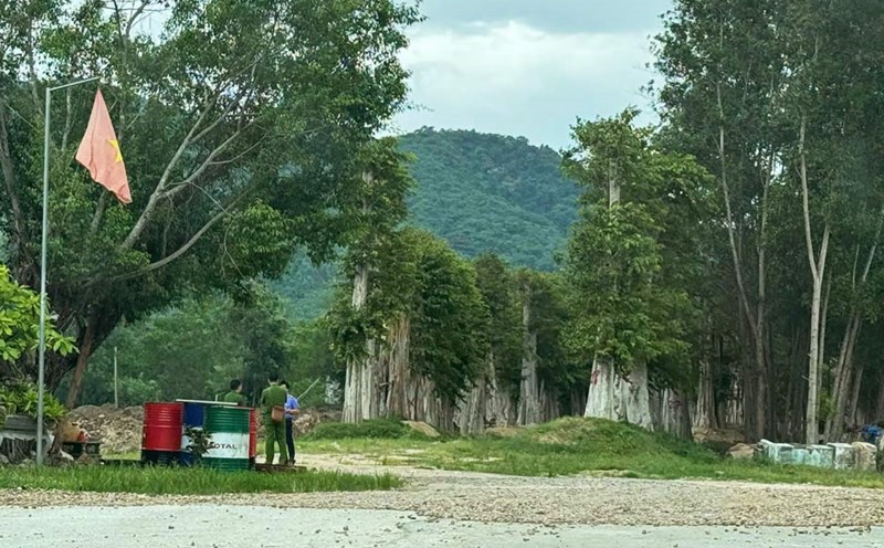 The police agency investigates the case of "Violating regulations on management and use of State assets causing loss and waste; Illegal possession of military weapons; Receiving bribes and giving bribes" that occurred in Gia Lai. Photo: Ngoc Ho