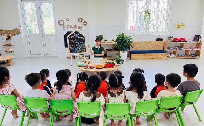 The professional competence standards for senior preschool teachers are stipulated in the Draft Circular regulating the Vocational standards for preschool teachers. Photo: Phuong Anh