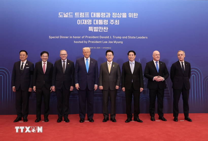Politburo member and President Luong Cuong, South Korean President Lee Jae Myung and President Donald Trump, along with leaders of economies, took photos at APEC 2025. Photo: VNA