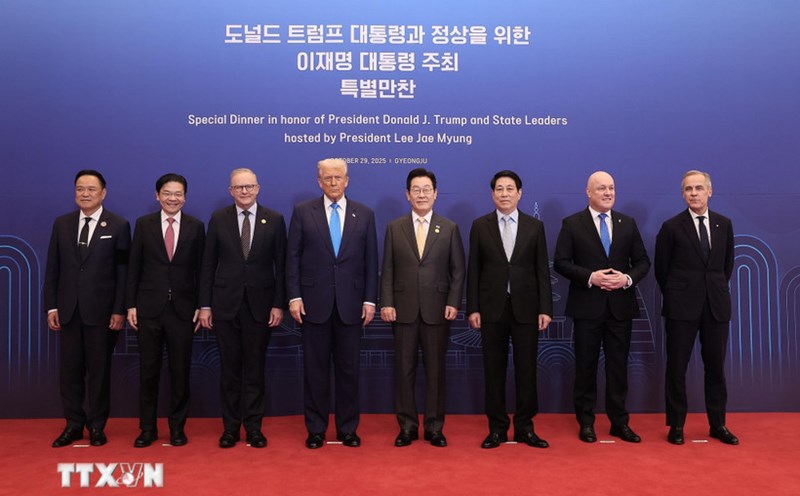 Politburo member and President Luong Cuong, South Korean President Lee Jae Myung and President Donald Trump, along with leaders of economies, took photos at APEC 2025. Photo: VNA