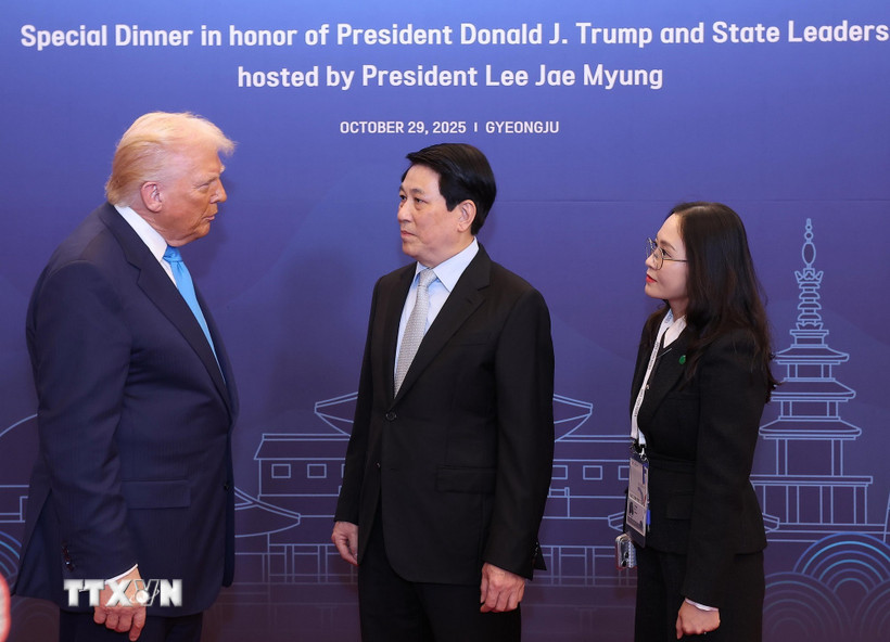 Politburo member and President Luong Cuong with US President Donald Trump at APEC 2025. Photo: VNA