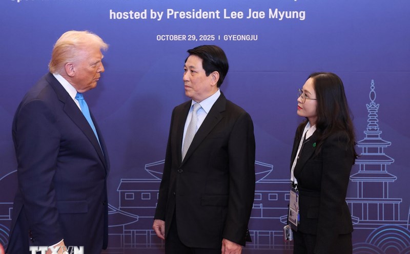 Politburo member and President Luong Cuong with US President Donald Trump at APEC 2025. Photo: VNA