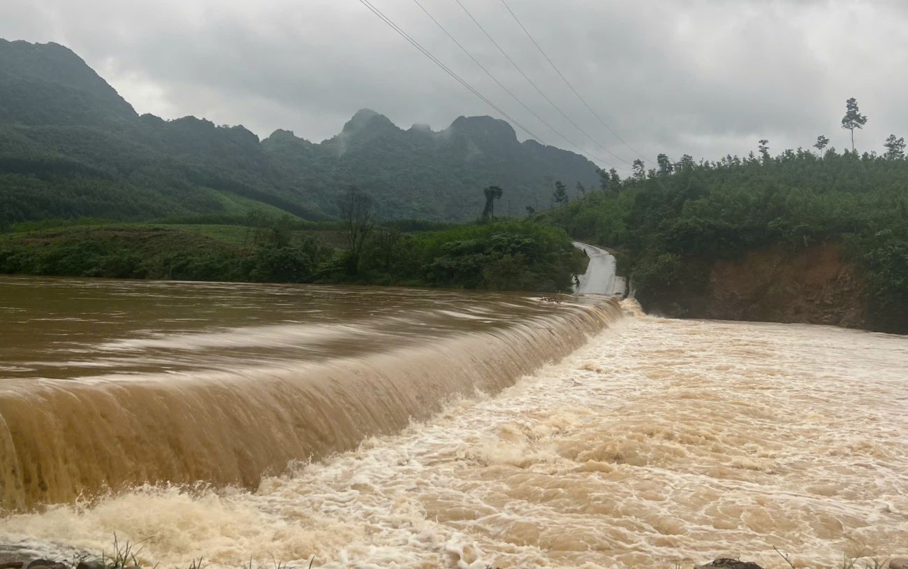 Nuoc lu dang cao, gay ngap va chay xiet. Anh: Cong an Quang Tri