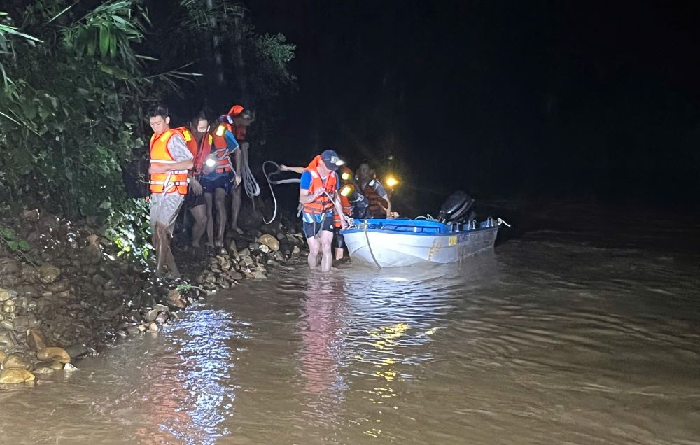 People were rescued by rescue forces using boats from the fast-flowing floodwaters. Photo: Quang Tri Police
