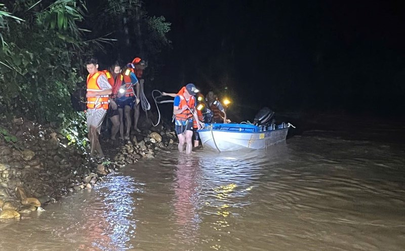 People were rescued by rescue forces using boats from the fast-flowing floodwaters. Photo: Quang Tri Police