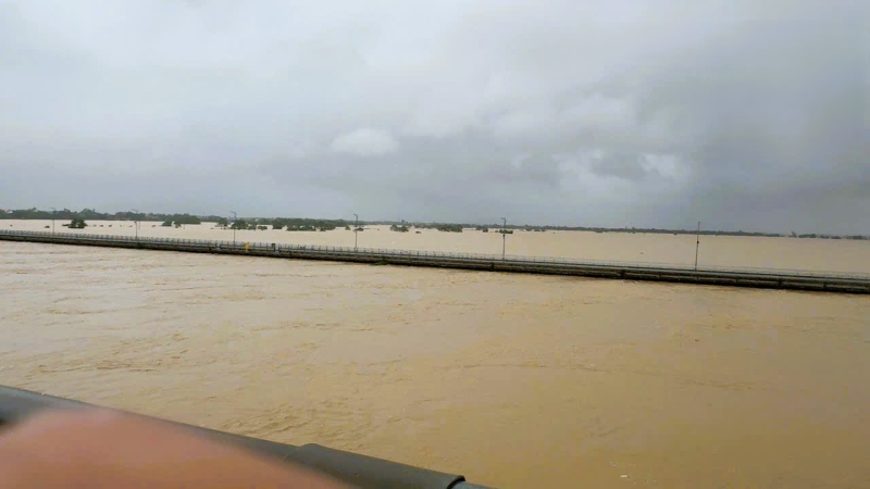 Da Nang lo vo cau Cau Lau, hang chuc nghin ho dan ngap sau giua lu du. Anh: Truong An