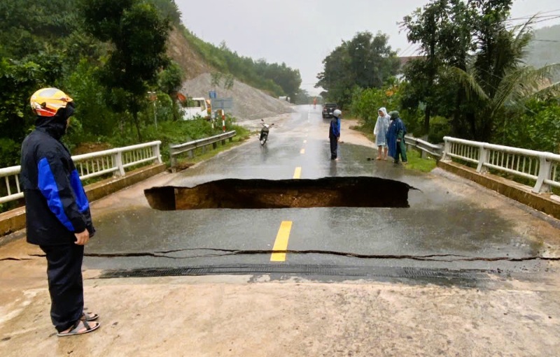 The road is devastated by floods and landslides in Da Nang. Photo: Truong An