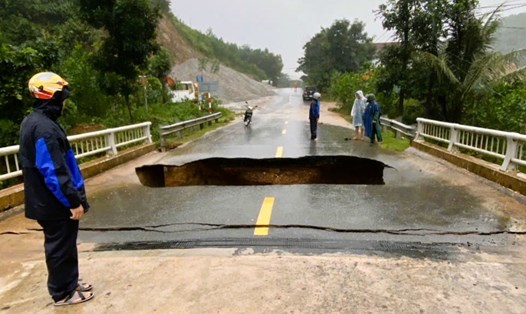 Đường sá tan hoang vi mưa lũ, sạt lở tại Đà Nẵng. Ảnh: Trường An