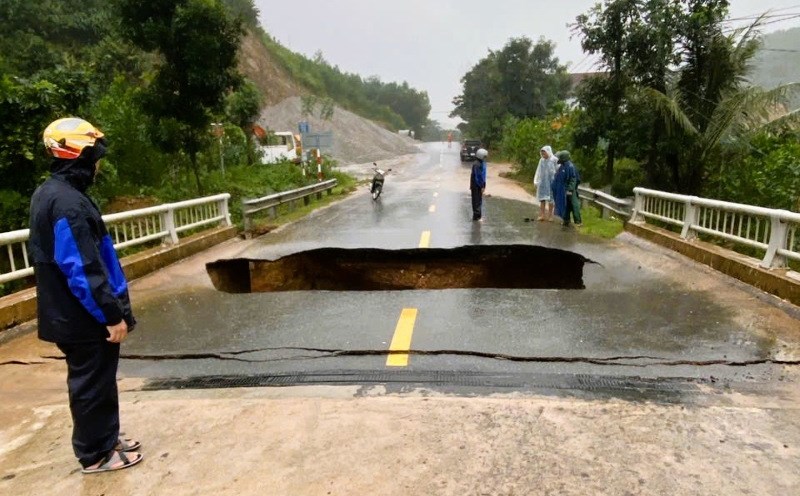 The road is devastated by floods and landslides in Da Nang. Photo: Truong An
