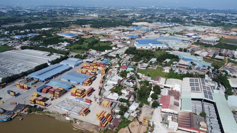 Hai ben tuyen duong nay dang phat trien do thi va cac nha may san xuat cong nghiep. Anh: Dinh Trong