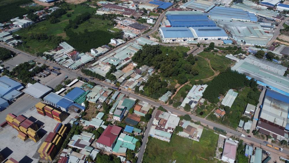 Tuyen duong ngay cang nho be so voi su phat trien. Anh: Dinh Trong