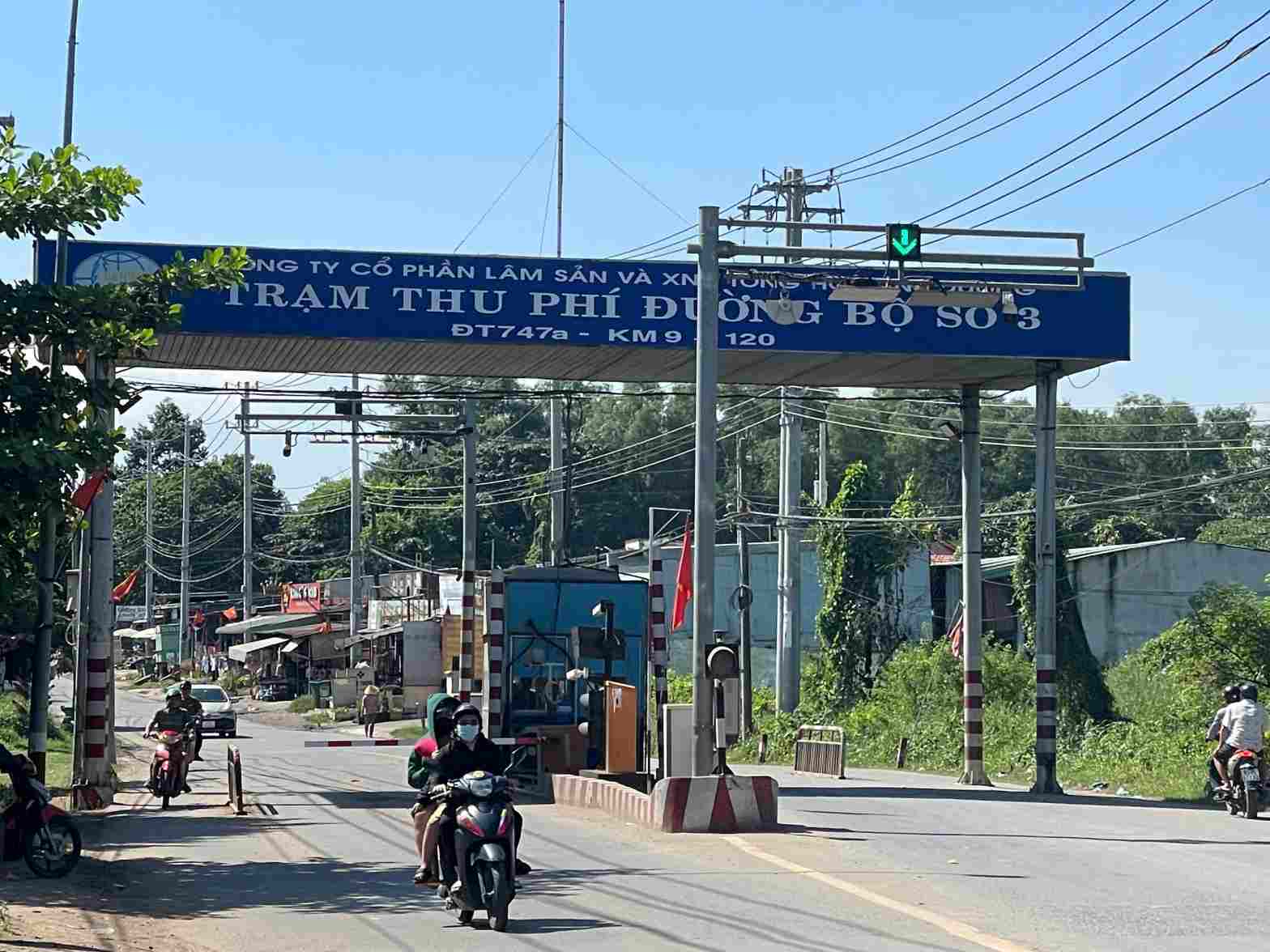 Tram thu phi so 3 tren duong DT 743a. Anh: Dinh Trong