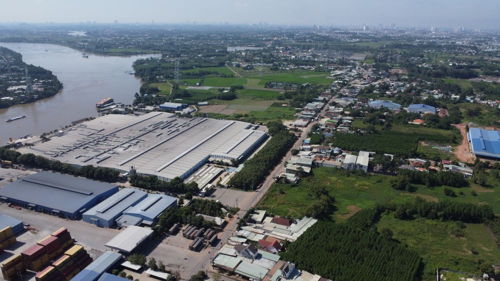 Tuyen duong DT 743 bam doc song Dong Nai dan vao cang can Thanh Phuoc. Anh: Dinh Trong