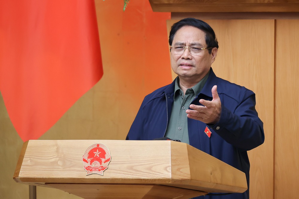 Politburo member and Prime Minister Pham Minh Chinh requested the urgent construction of job positions for local authorities at both levels, to be completed before December 15. Photo: Nhat Bac