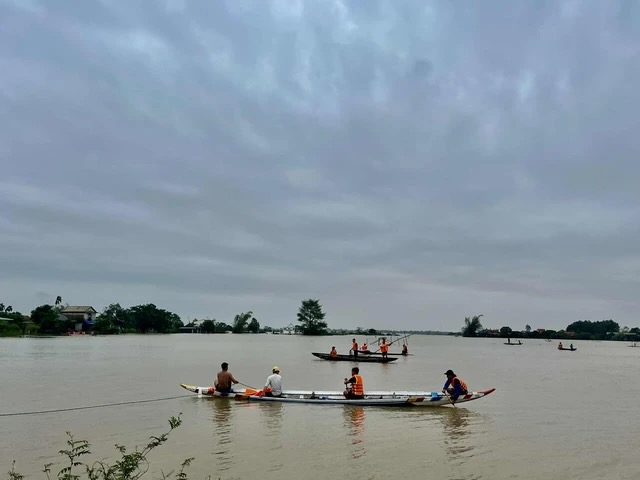Searching for missing victims due to floods. Photo: H. Dung.