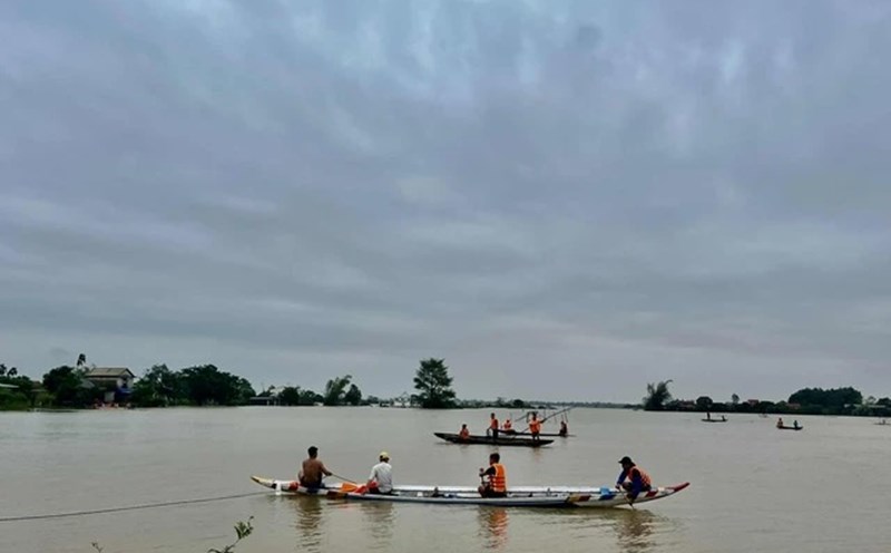 Searching for missing victims due to floods. Photo: H. Dung.