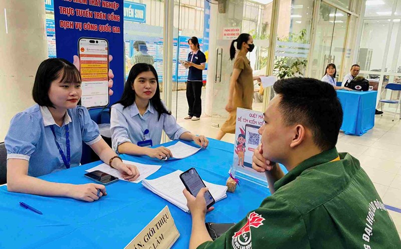 Hanoi reviews and supports vocational training and employment for workers after organizational restructuring