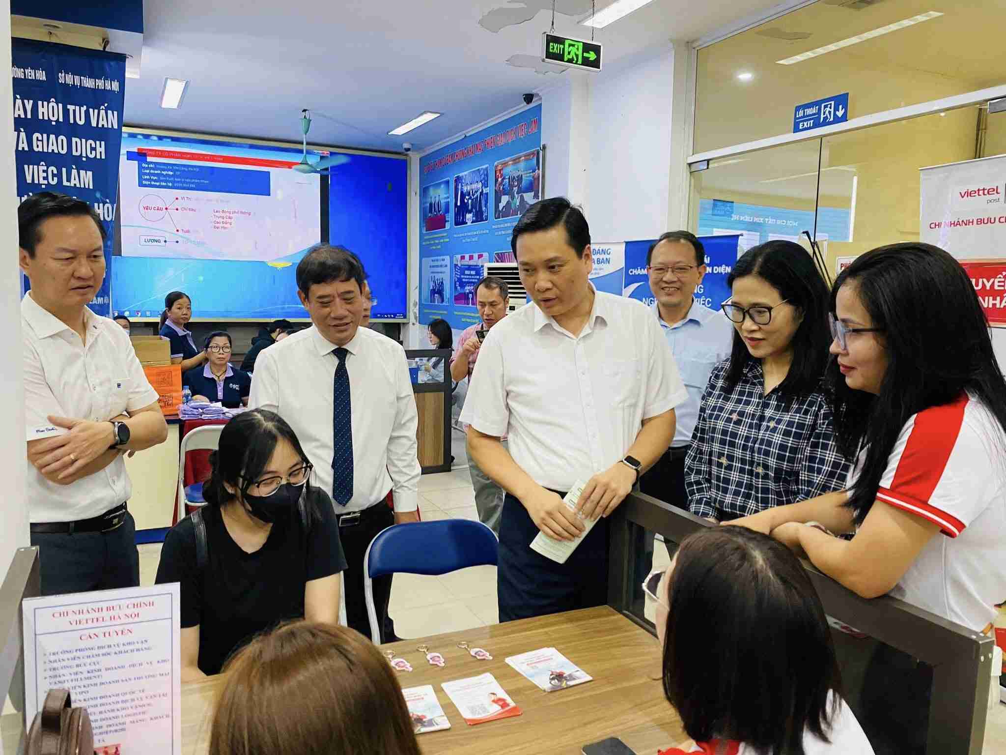Lanh dao So Noi vu Ha Noi, phuong Yen Hoa va Trung tam Dich vu viec lam Ha Noi trao doi voi DN, nguoi lao dong. Anh: TTVL Ha Noi cung cap