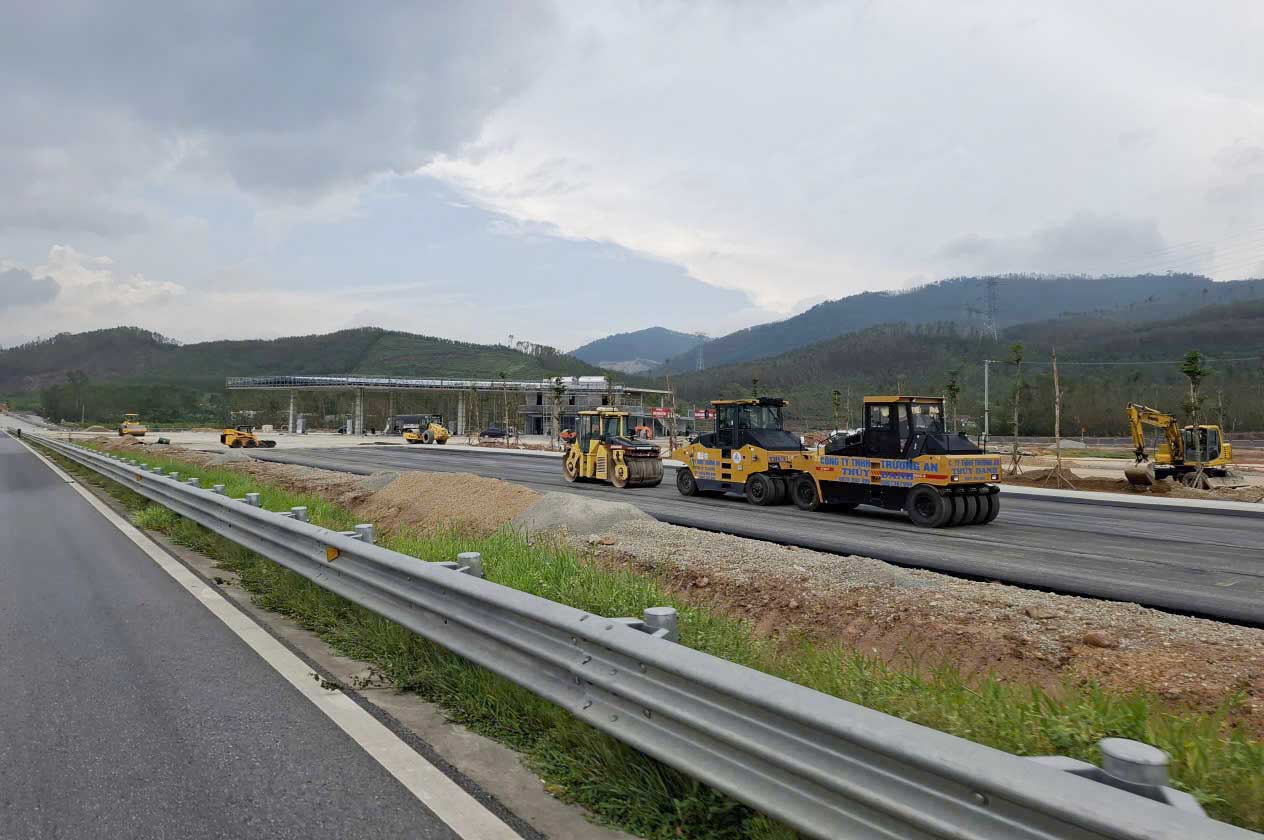 Ha Tinh province proposed to adjust the direction and route of the North - South high-speed railway project at some locations due to passing through large spiritual relics and overlapping points, coinciding with the Highway Rest Stop in Cam Hung commune. Photo: Tran Tuan.