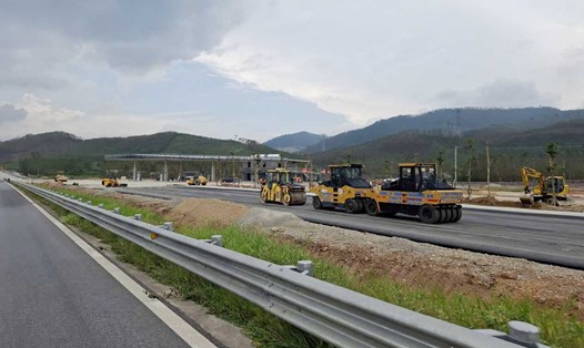 Tỉnh Hà Tĩnh đề nghị điều chỉnh hướng, tuyến dự án đường sắt Bắc - Nam tốc độ cao tại một số vị trí do đi qua di tích tâm linh lớn và có điểm chồng lấn, trùng với Trạm dừng nghỉ đường bộ cao tốc ở xã Cẩm Hưng. Ảnh: Trần Tuấn.