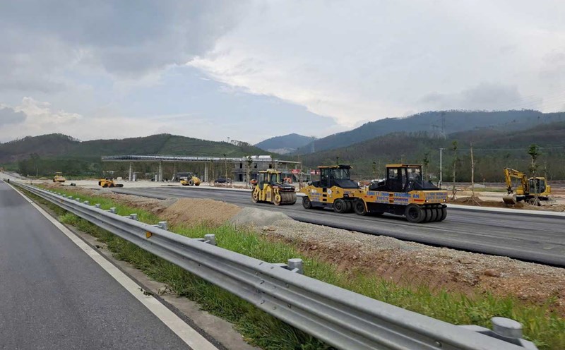 Ha Tinh province proposed to adjust the direction and route of the North - South high-speed railway project at some locations due to passing through large spiritual relics and overlapping points, coinciding with the Highway Rest Stop in Cam Hung commune. Photo: Tran Tuan.