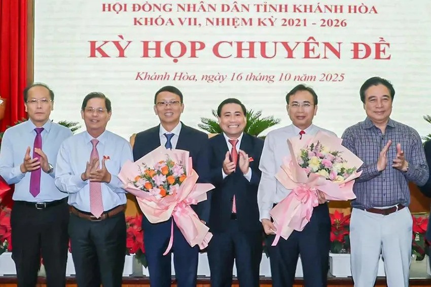 Khanh Hoa provincial leaders congratulate the new Vice Chairman of the Provincial People's Committee Nguyen Khanh Ha (3rd from left). Photo: VGP