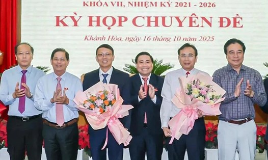 Lãnh đạo tỉnh Khánh Hòa chúc mừng tân Phó Chủ tịch UBND tỉnh Nguyễn Thanh Hà (thứ ba từ trái qua). Ảnh: VGP