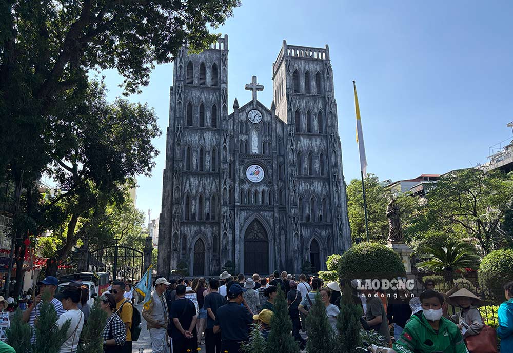 Hanoi Cathedral is bustling with visitors checking in, drinking lemon tea, coffee... enjoying beautiful days when the cold air arrives. Photo: Chi Long