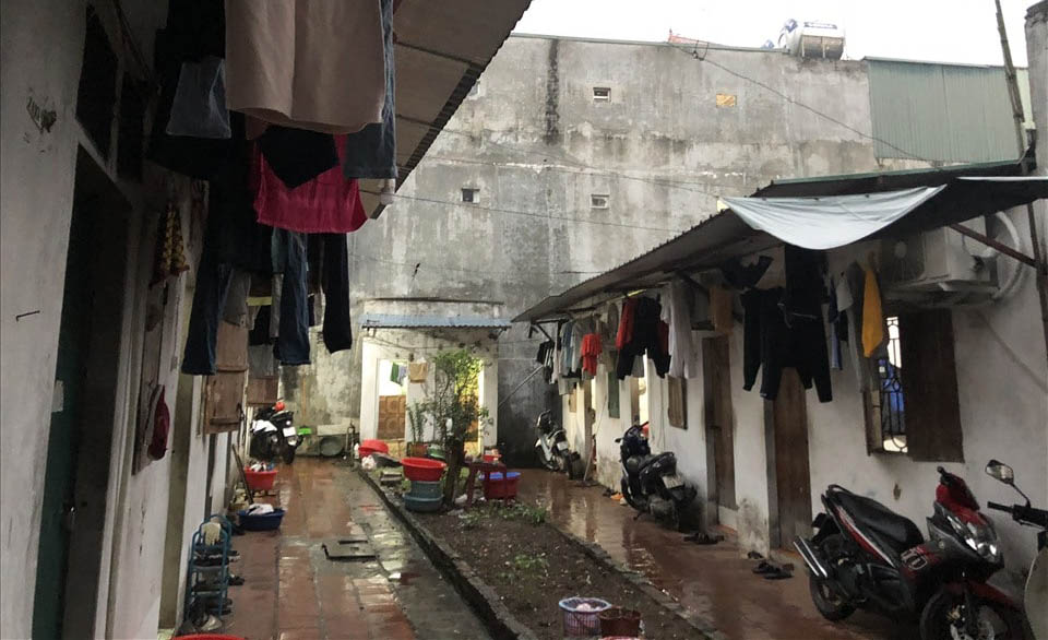Hang chuc nghin cong nhan, nguoi lao dong thu nhap thap tai Ha Noi va cac do thi lon van chap nhan song trong nhung can phong tro nho hep, dieu kien thieu thon. Anh: Minh Huong.
