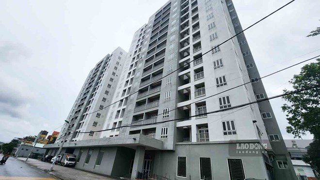 Nha tai dinh cu tren duong Khuyen Luong thuoc phuong Linh Nam gom 2 toa nha chung cu cao 15 tang xay xong nhieu nam nhung khong co nguoi o. Anh: Nguyen Tung.