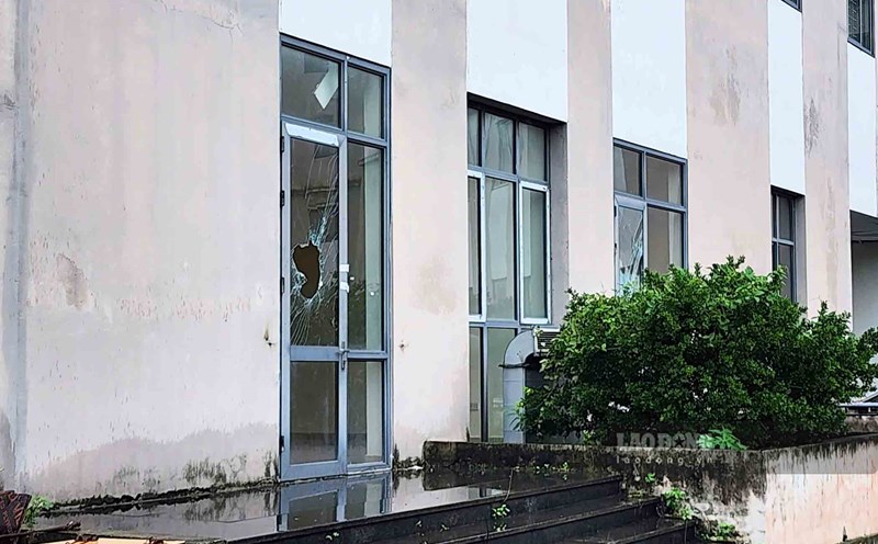 A series of resettlement houses and apartments in Hanoi are left empty and deserted while many low-income workers have a need to buy and rent houses. Photo: Nguyen Tung.