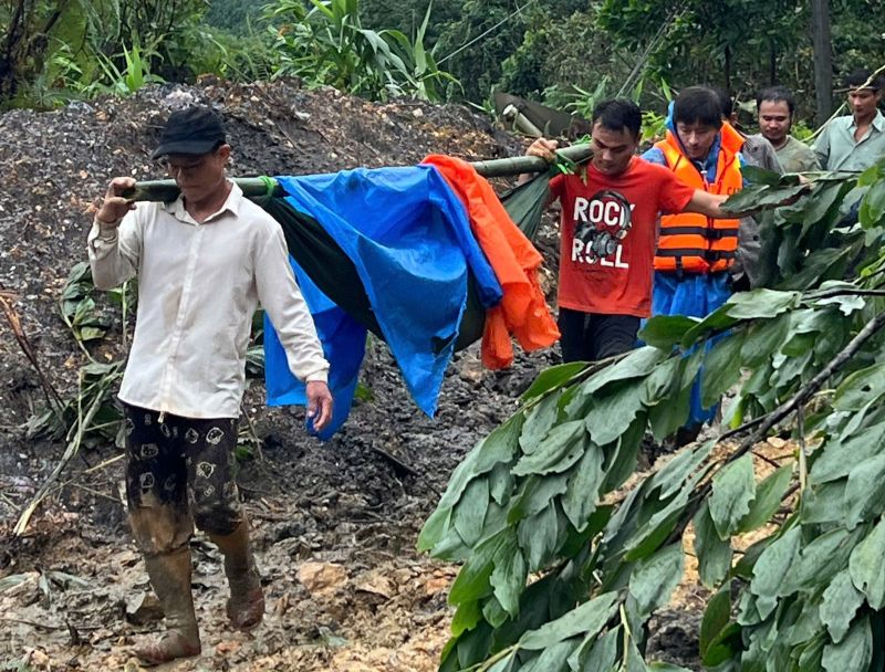 고립된 지역 한가운데 다낭 짜떤 의료진은 혹독한 환경 속에서 사람들을 구하기 위해 노력합니다. 사진: 쯔엉 안