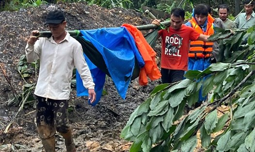 Giữa vùng bị cô lập, y tế Trà Tân Đà Nẵng nỗ lực cứu người trong điều kiện khắc nghiệt. Ảnh: Trường An