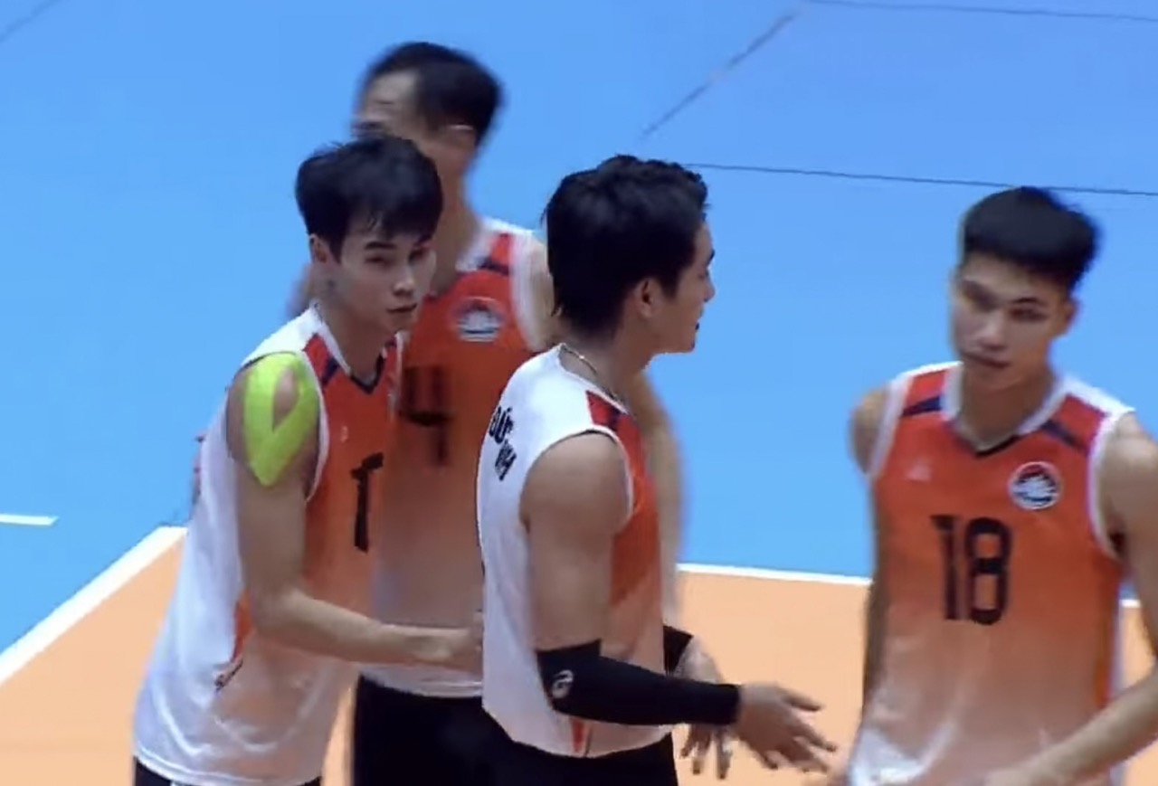 L'equipe de volleyball masculin de Ha Tinh atteint les demi-finales du tournoi de cette annee. Photo tiree de la video