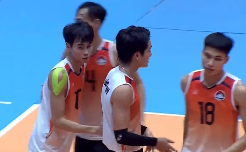 Ha Tinh men's volleyball team enters the semi-finals of this year's tournament. Photo cut from video
