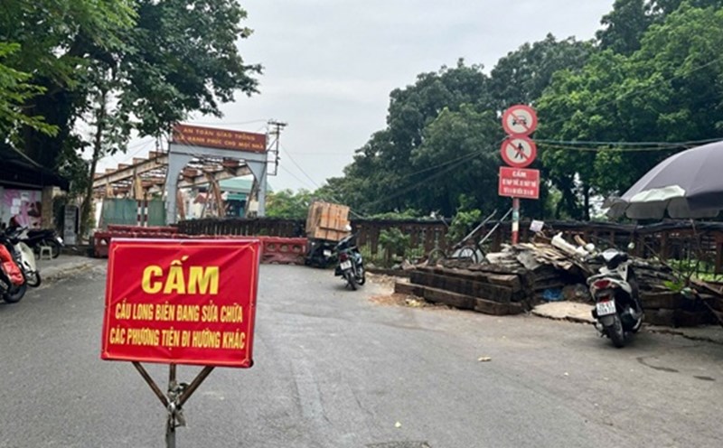 The Hanoi Department of Construction has adjusted and postponed the time to prohibit vehicles from crossing Long Bien Bridge. Photo: Phi Long