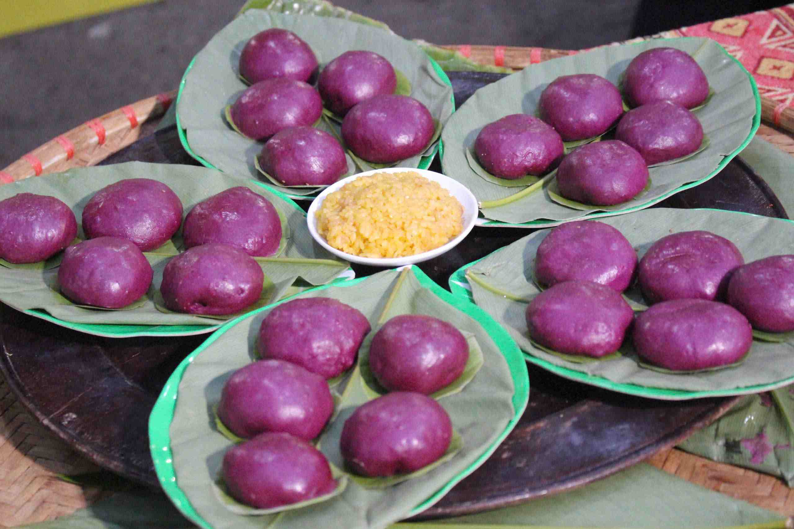 Banh day mau cam tim cua nguoi Tay o Thai Nguyen. Anh: Le Tuyen