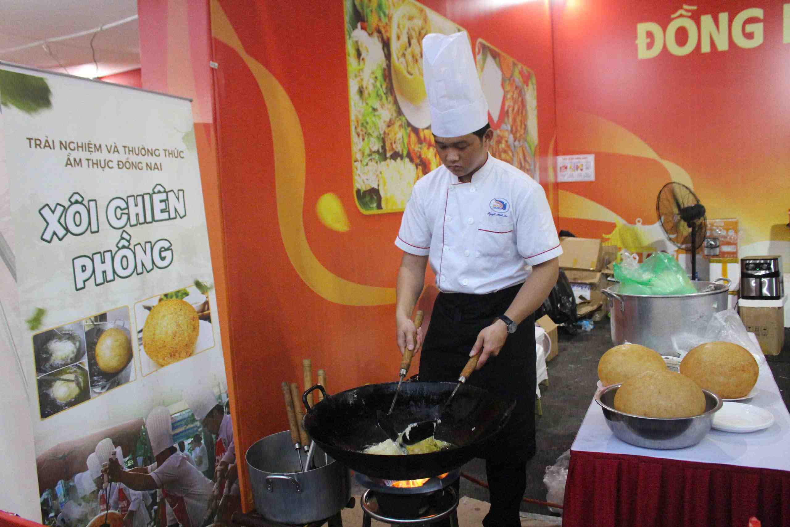 Dau bep che bien mon xoi chien phong o gian am thuc Dong Nai. Anh: Le Tuyen